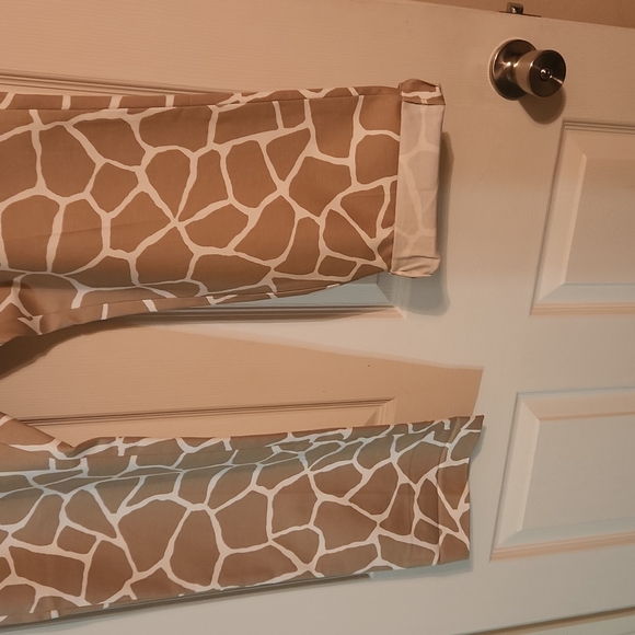 Women leopard patterned ankle length pants. Tan/ off white - Picture 6 of 7